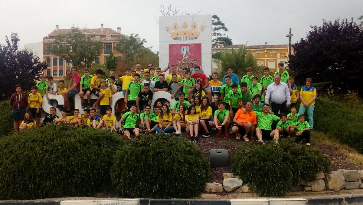 cdfs_segorbe's tweet photo. Los campeones de la comunidad ya en Segorbe, típica foto a la llegada a la población. EL AUTONÓMICO YA ESTA EN SEGORBE!!! https://t.co/CxNvdOgEnq
