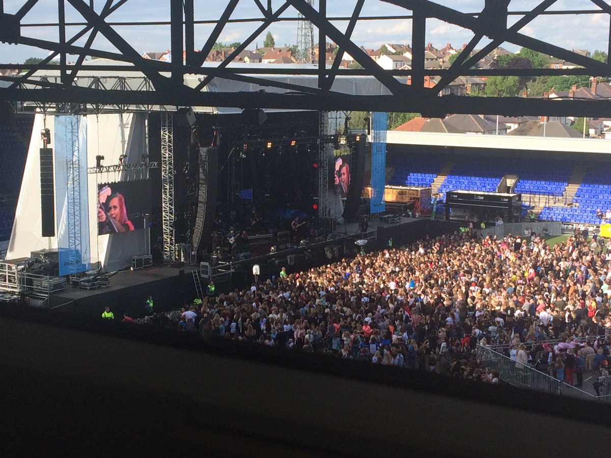 We're loving <a href="/BronnieMusic/">BRONNIE</a>'s set right now! 😊