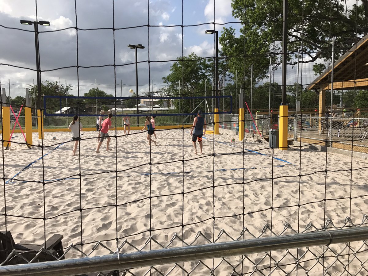 Sideoutvbb's tweet image. Happy hour all day with free play on all courts!