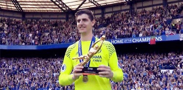 ChelseaNewsID's tweet photo. Thibaut Courtois dengan golden glove. #ChelseaChampions https://t.co/wGGrZADxHa