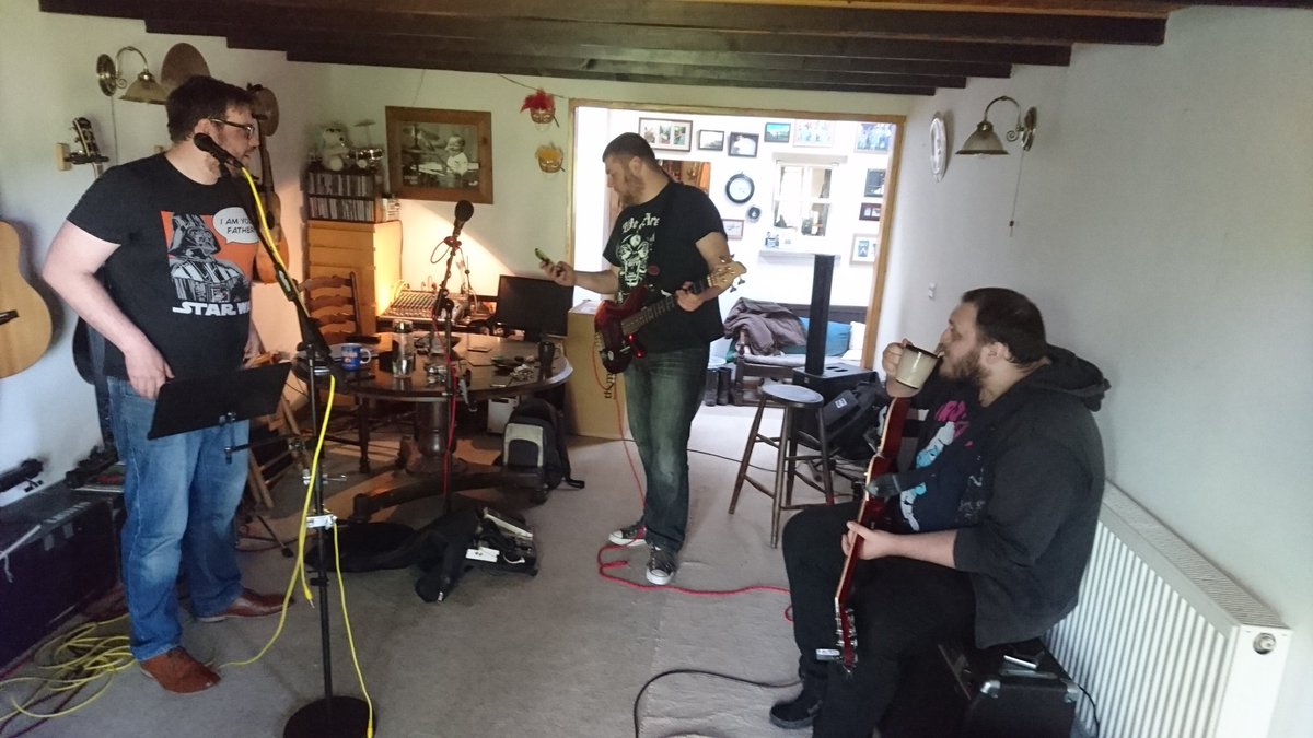 BadExcuses's tweet photo. Far from dead.
Closer to live every jam. 
Keep believing in Bad Excuses 
#livemusic #unsigned #jamsession #Anglesey #lovemusic https://t.co/RmTGzHdfup