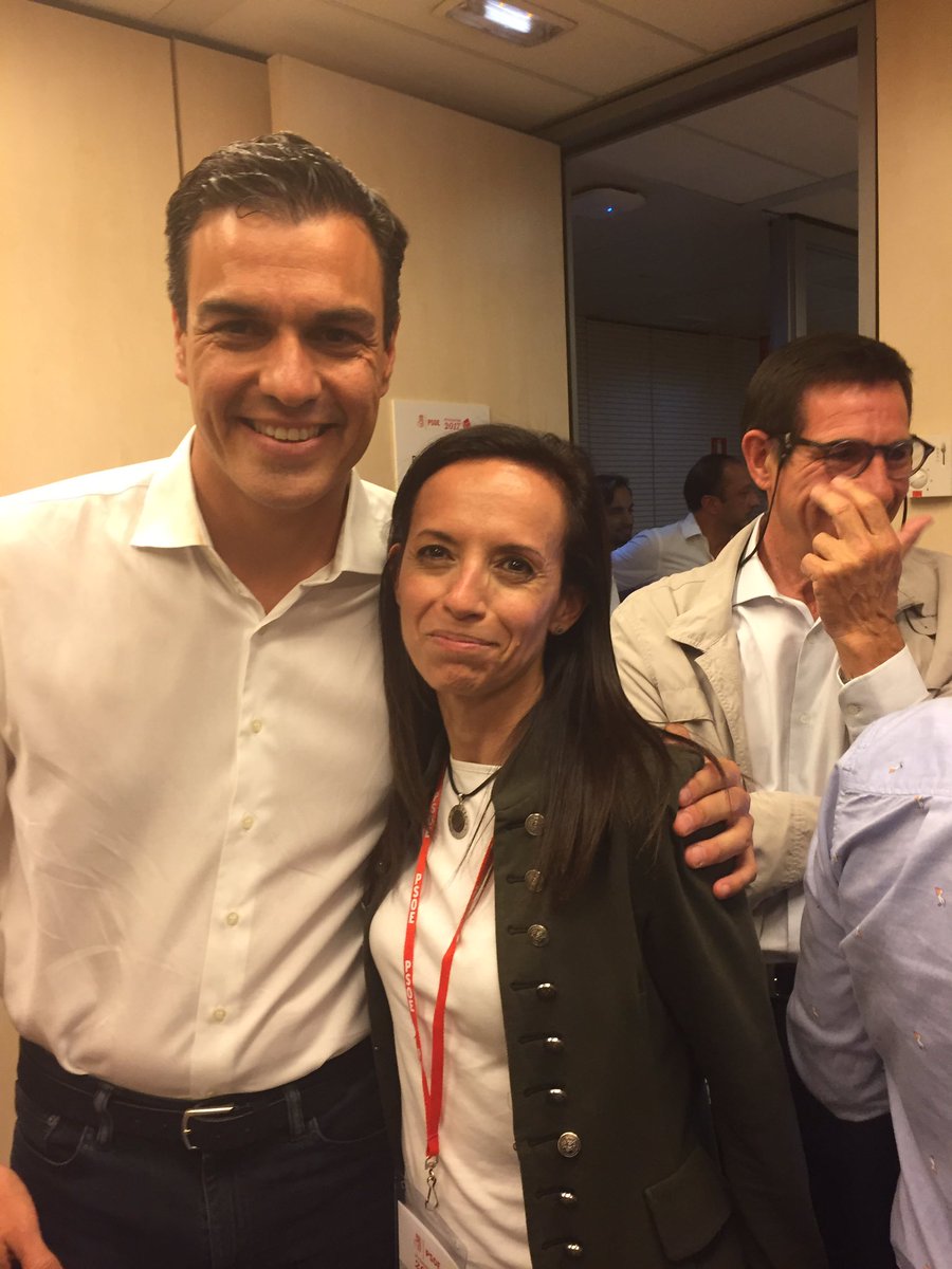 BeatrizCorredor's tweet photo. Una noche feliz de ilusión y amistad y compromiso. 
Pedazo de equipo. Tanto que hacer a partir de ahora!
#PrimariasPSOE #GanaPedro 
🌹🌹🌹 https://t.co/u8MNjLEuva