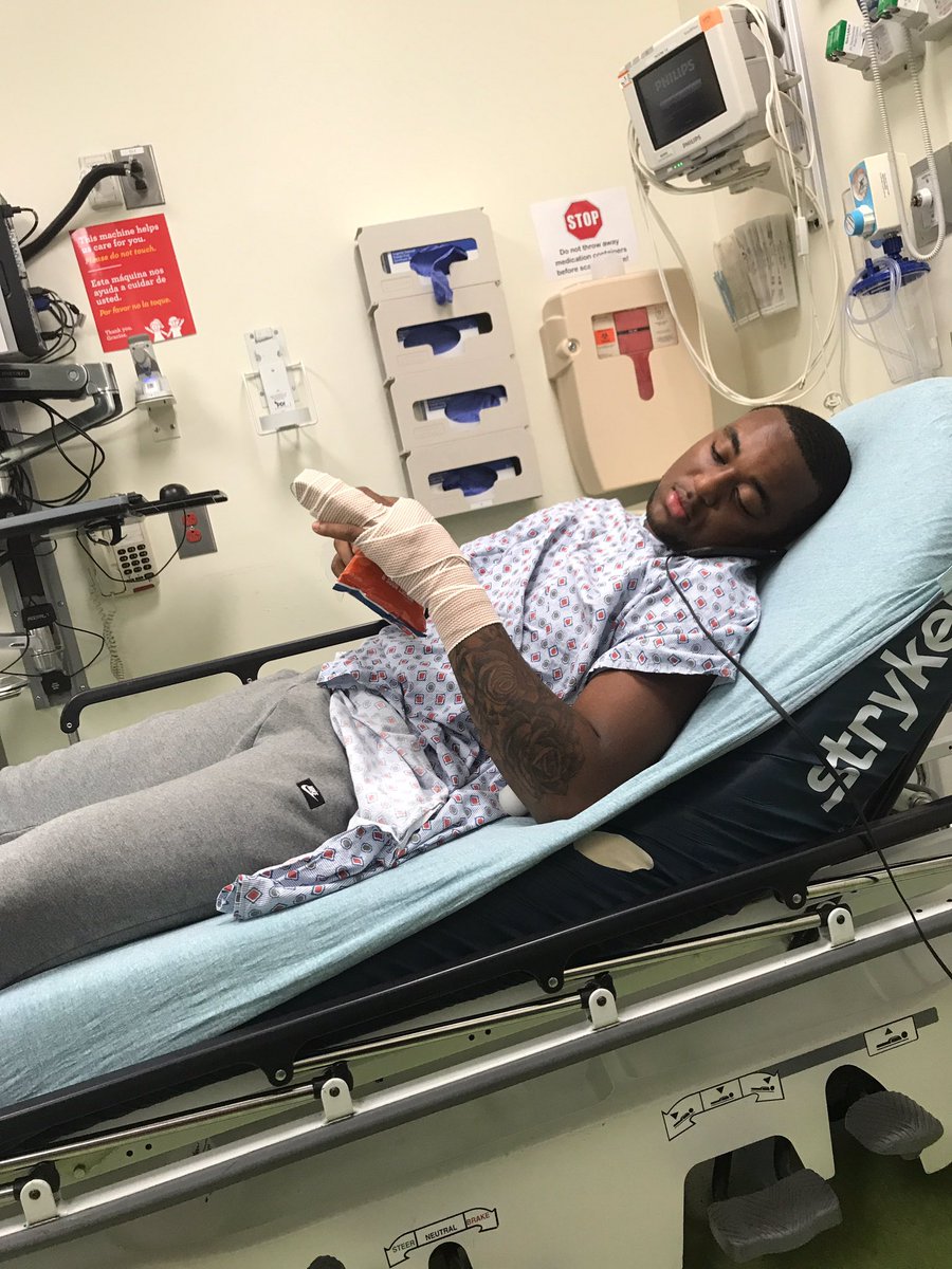yaboifatty's tweet photo. Broke my finger in warm ups and still caught for 200yds with 2 touchdowns 💪🏽 #theclothdifferent https://t.co/bX5nuMHHAK