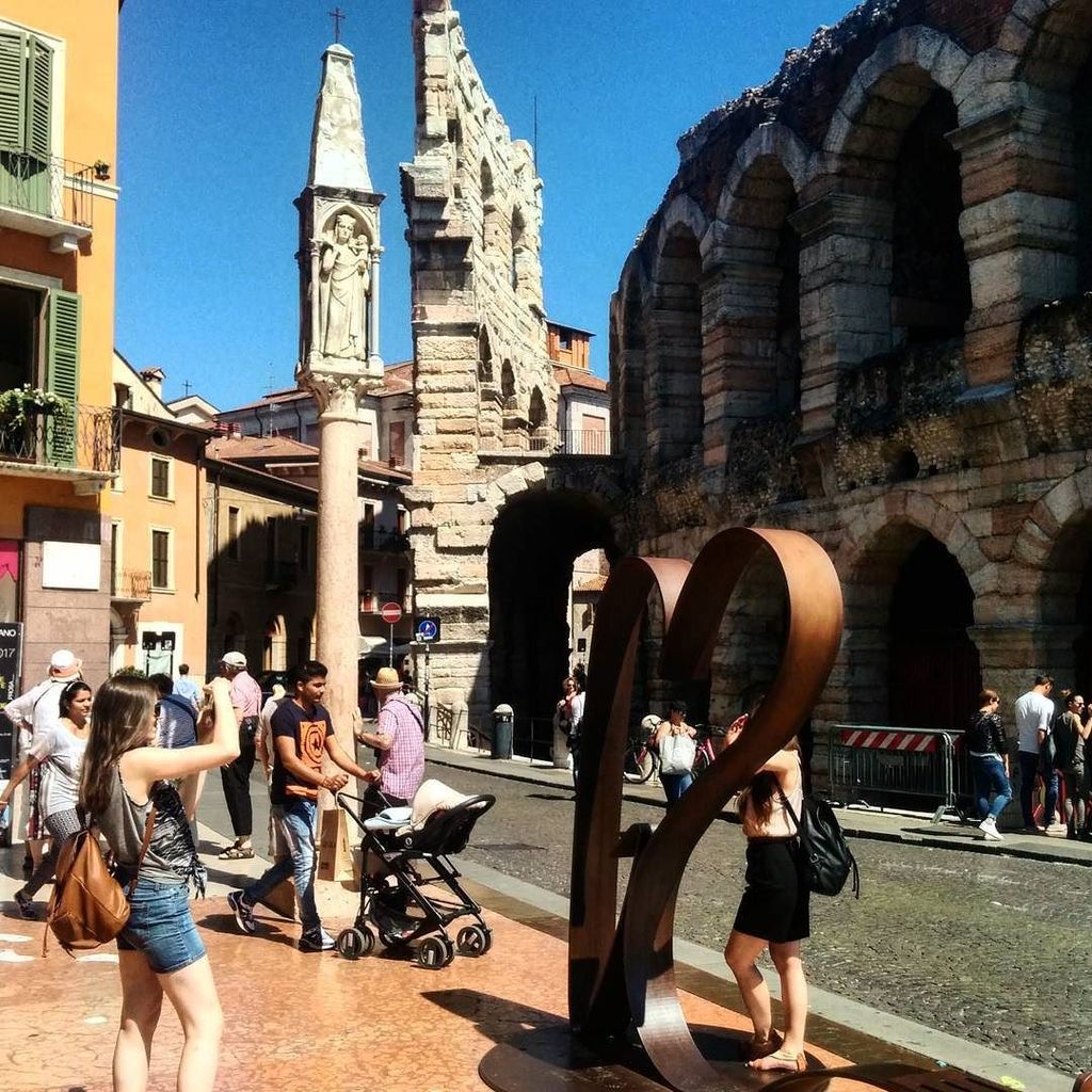 TransmediaHunt's tweet photo. All'improvviso... #Verona #FRU2017 #igersverona https://t.co/sbDBxLZiY8 https://t.co/H2DsByMyxh