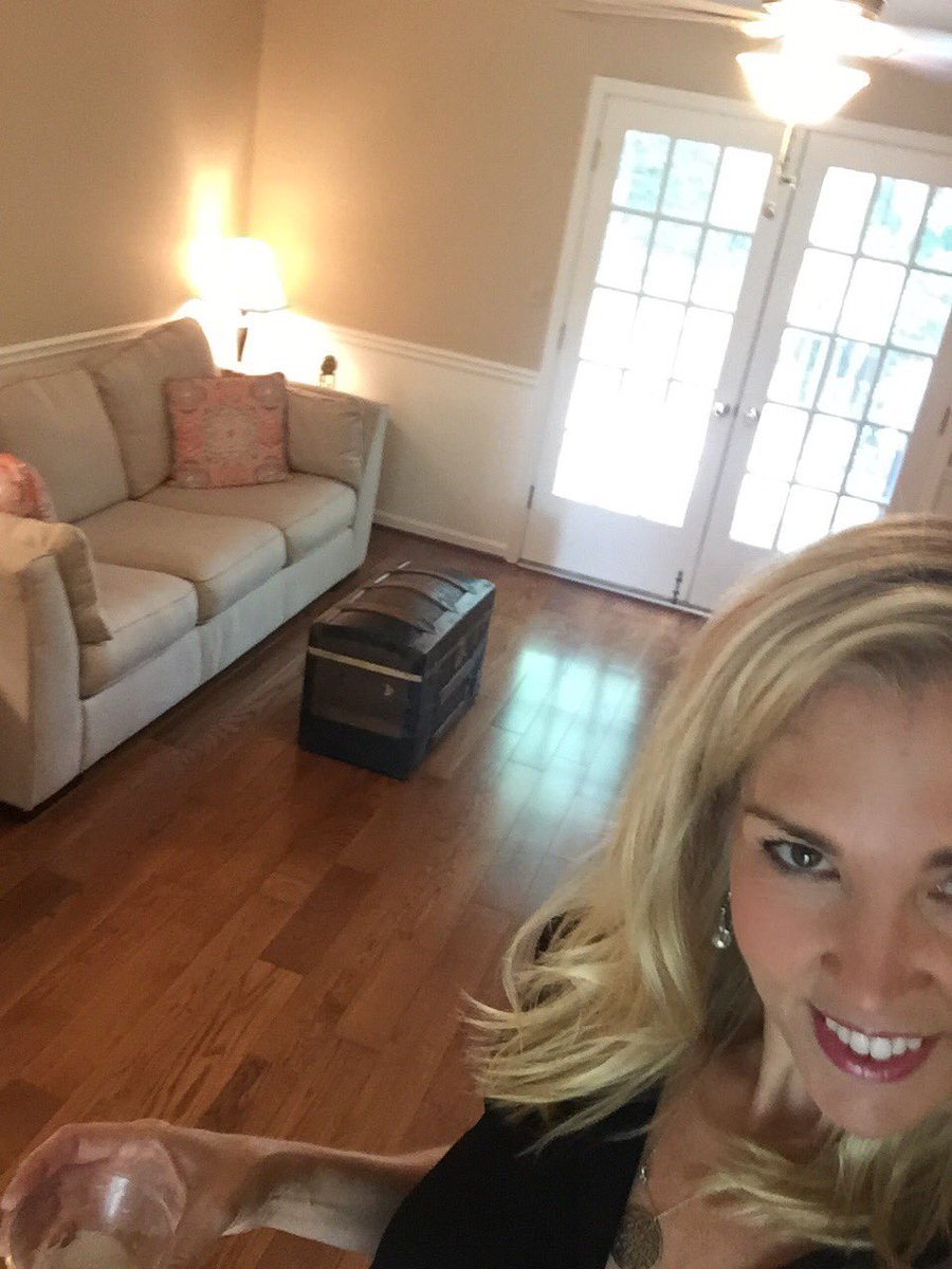 kimcdelaney's tweet photo. OPEN HOUSE Mimosas with me at this TREMENDOUS VALUE in Horseshoe Bend! $379000 255 SASSAFRAS RD ROSWELL#GeorgianHomeRealty#KimDelaneyRealtor https://t.co/f0NNjZDXvw