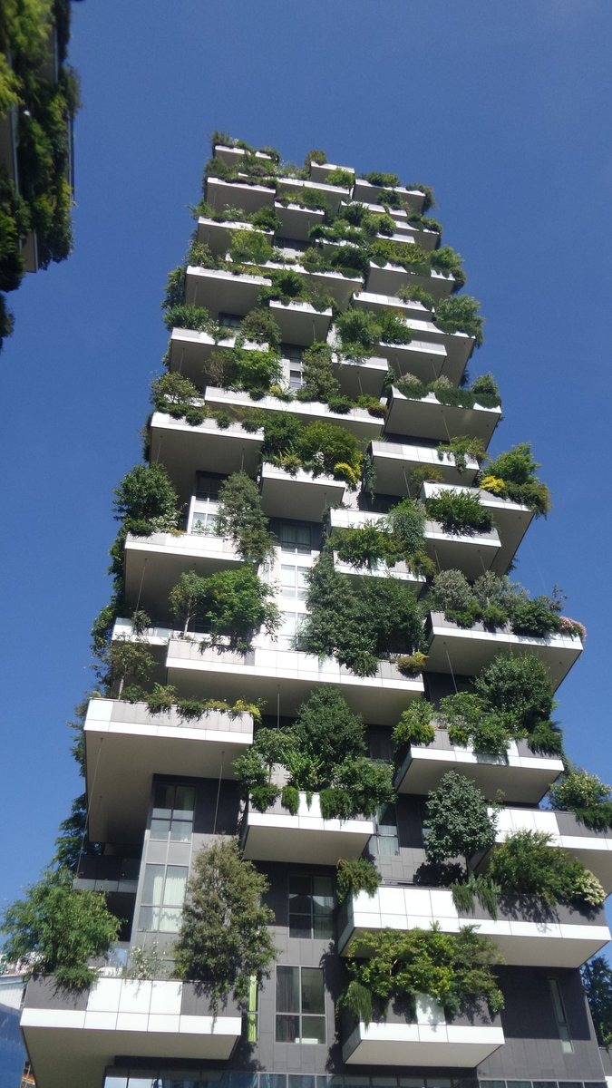 Una splendida scenografia moderna per la musica di <a href="/PianoCityMilano/">Piano City Milano</a> al bosco verticale, il pluripremiato grattacielo di Boeri #pianomi2017