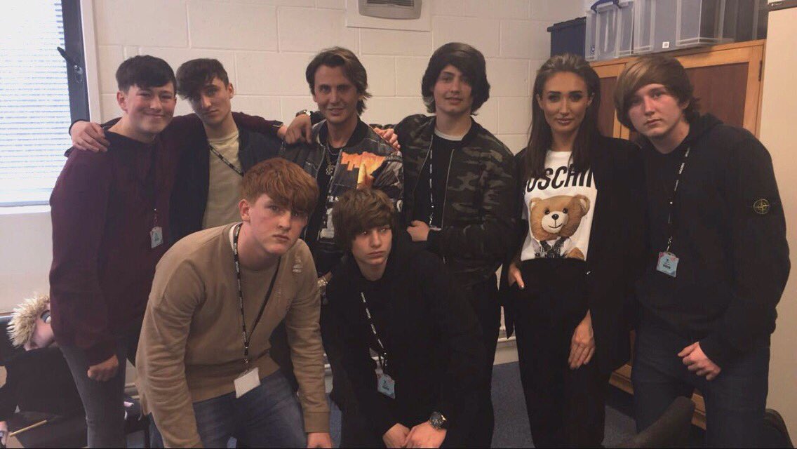 rhyslinco's tweet photo. @Charlottegshore @Megan_Mckenna_ @JonathanCheban such a good dayy! sick meeting you alll x #Hull2017 #R1Academy #fuzzfeed https://t.co/orKrjGzFBl