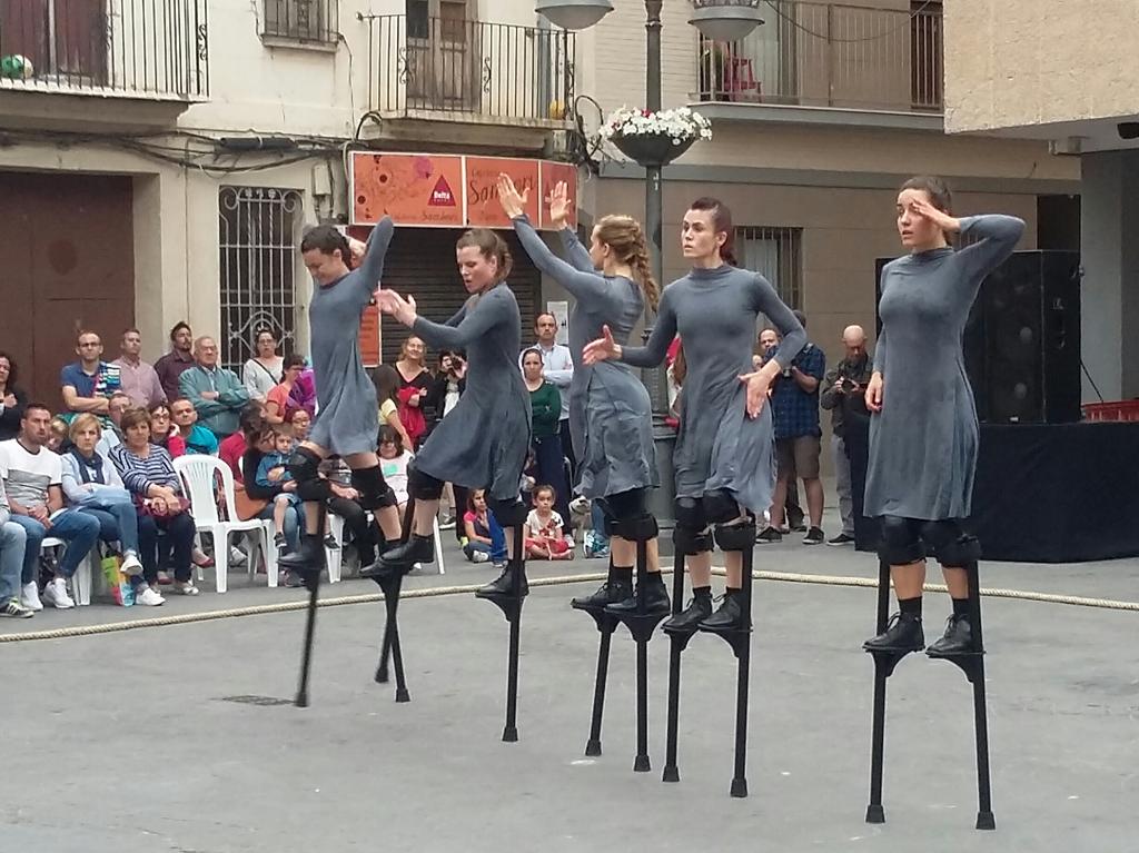 AjMislata's tweet photo. Quedant-nos impressionats amb #Mulïer un gran espectacle de teatre, dansa i poesia visual en moviment #MacMislata2017 #MacFoto https://t.co/wTesovuwk0