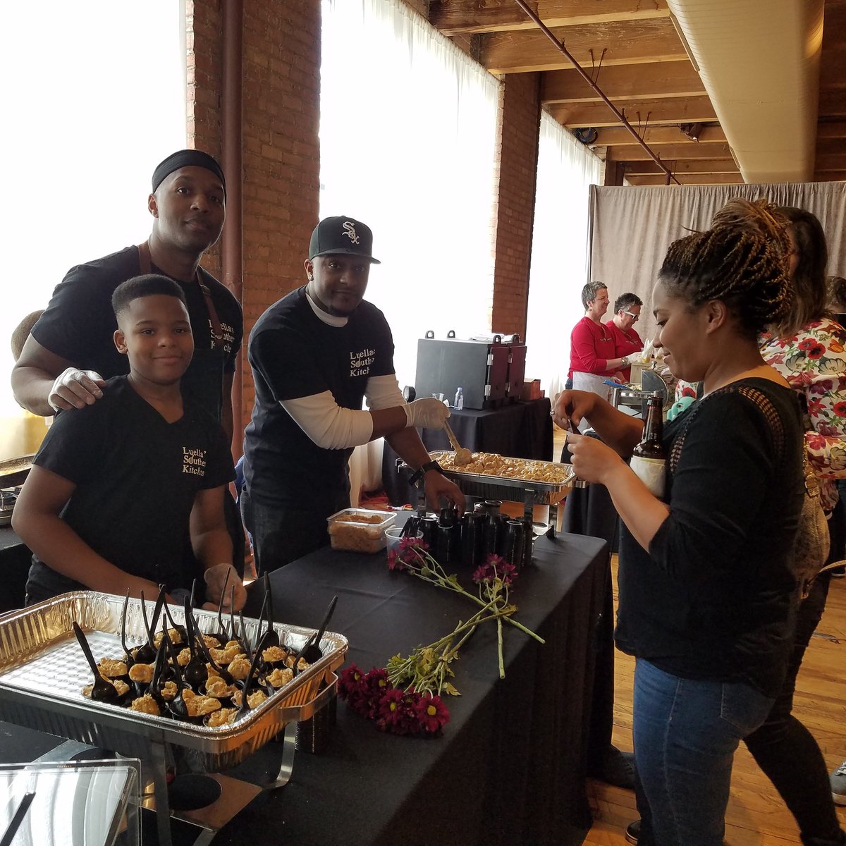 ChicagoLovesPan's tweet photo. I'm at @BridgeportArt for the @TimeOutChicago #tocmacsmack and the @LuellasCHI mac&cheese is taking the world by storm! #chicagofood https://t.co/jcyqfurmI9