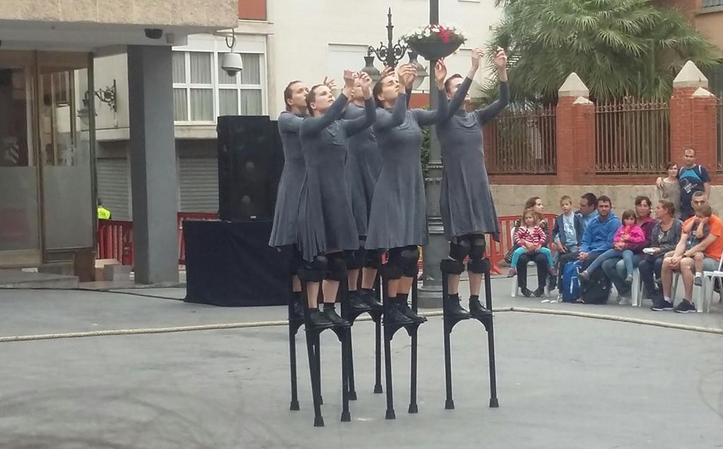 AjMislata's tweet photo. Quedant-nos impressionats amb #Mulïer un gran espectacle de teatre, dansa i poesia visual en moviment #MacMislata2017 #MacFoto https://t.co/wTesovuwk0