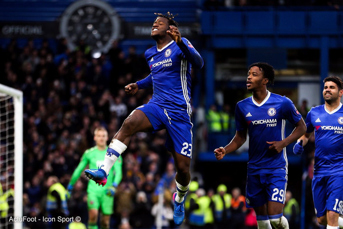 ActuFoot_'s tweet photo. Michy Batshuayi a joué 239 minutes cette saison en Premier League et inscrit 5 buts, soit un but toutes les 47,8 minutes. 😳 https://t.co/aBfKA25o07