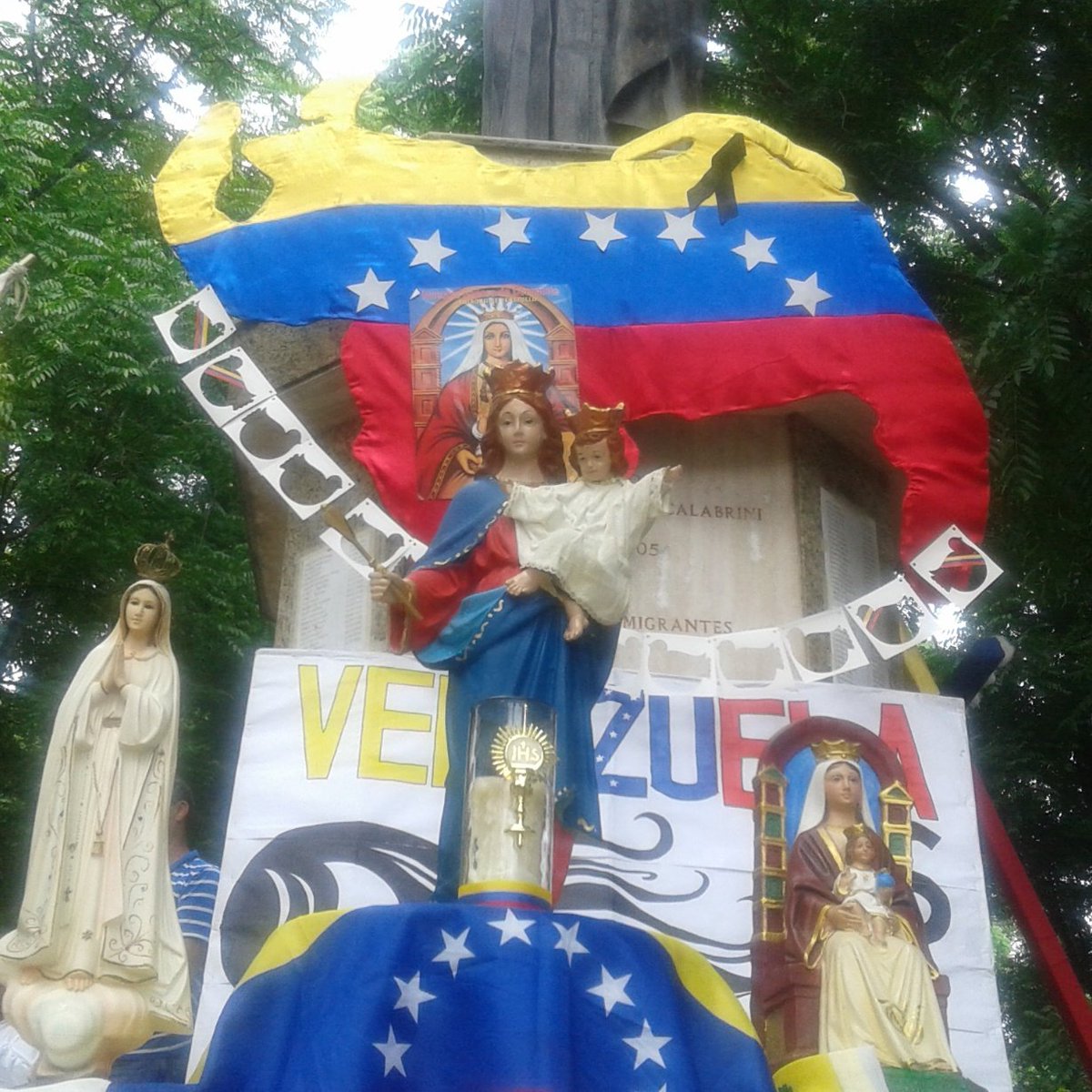 Acompañándonos
La Virgen de Fatima, 
La Virgen coromoto,
La Virgen Auxiliadora, en el 
#RosarioPorLaLibertadDeLosPresosPolíticos