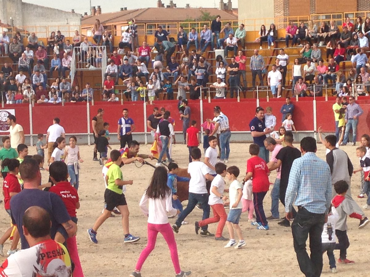 analgesica's tweet photo. El gran rato que están pasando los niños en Peñafiel con los carretones es para verlo... https://t.co/bGVkkjS4Xc