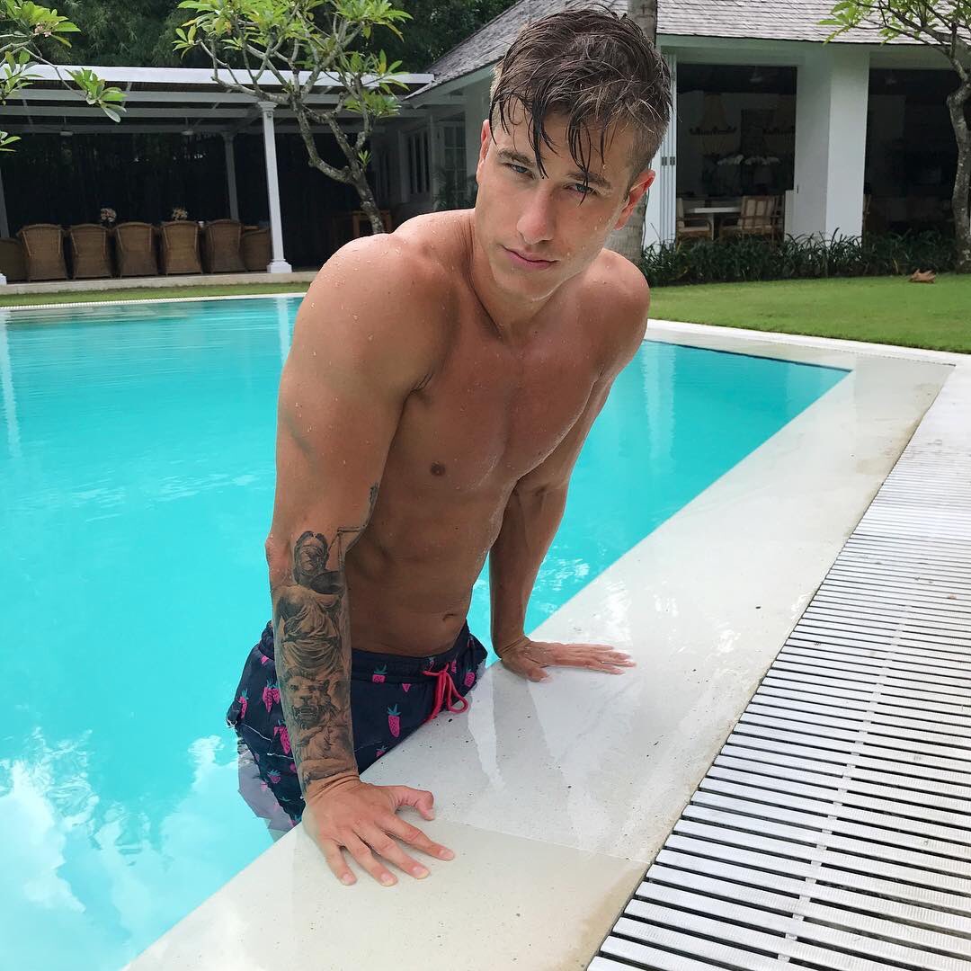 MrPeaksNValleys's tweet photo. via @ChrisChasePnV: Poolside with @swaggyjc1 | https://t.co/EVOfXJWeHV