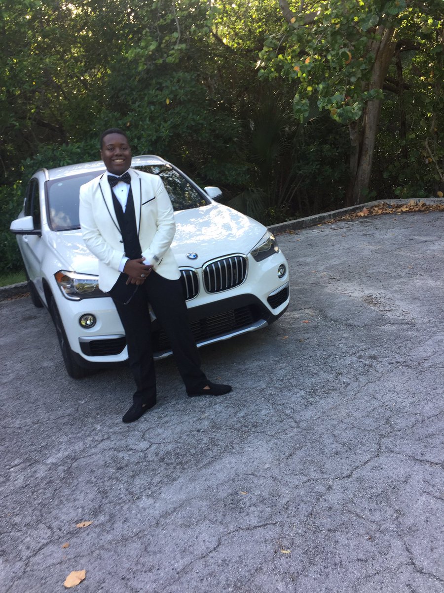 Hjeanmary's tweet photo. Successful night โ
โ
โ
#Prom2k17 #mlecprom https://t.co/RRSIAqB1Id