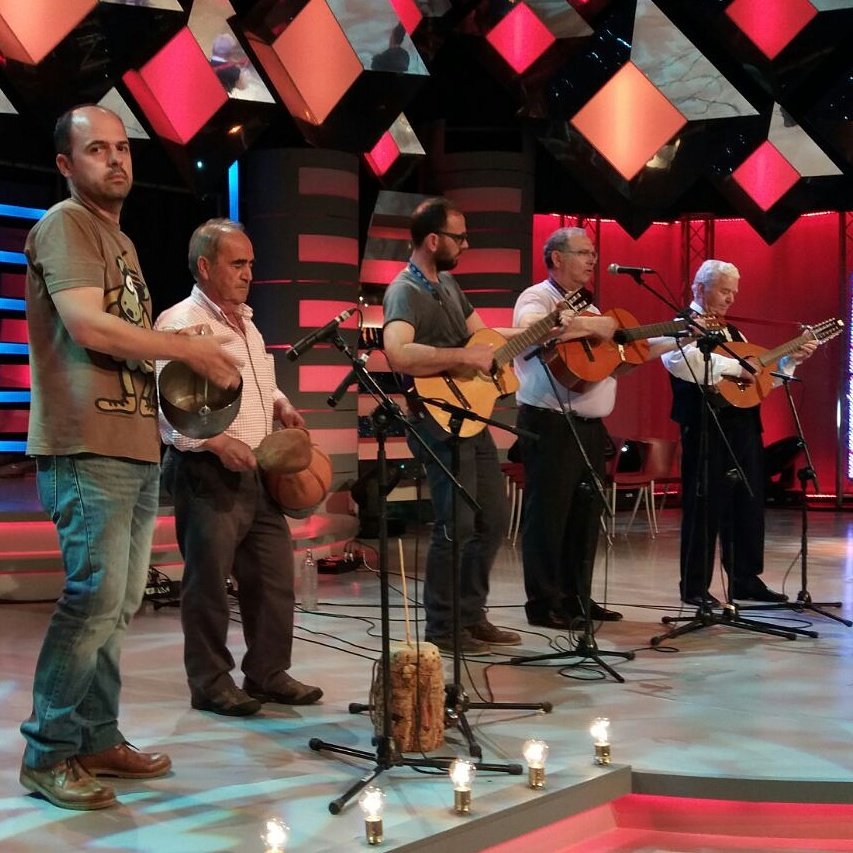 ConTonCMM's tweet photo. Aquí tenemos ensayando a Pastores de parrillas con los instrumentos peculiares. #ConTon5  @CMM_es https://t.co/4nynIqai4G