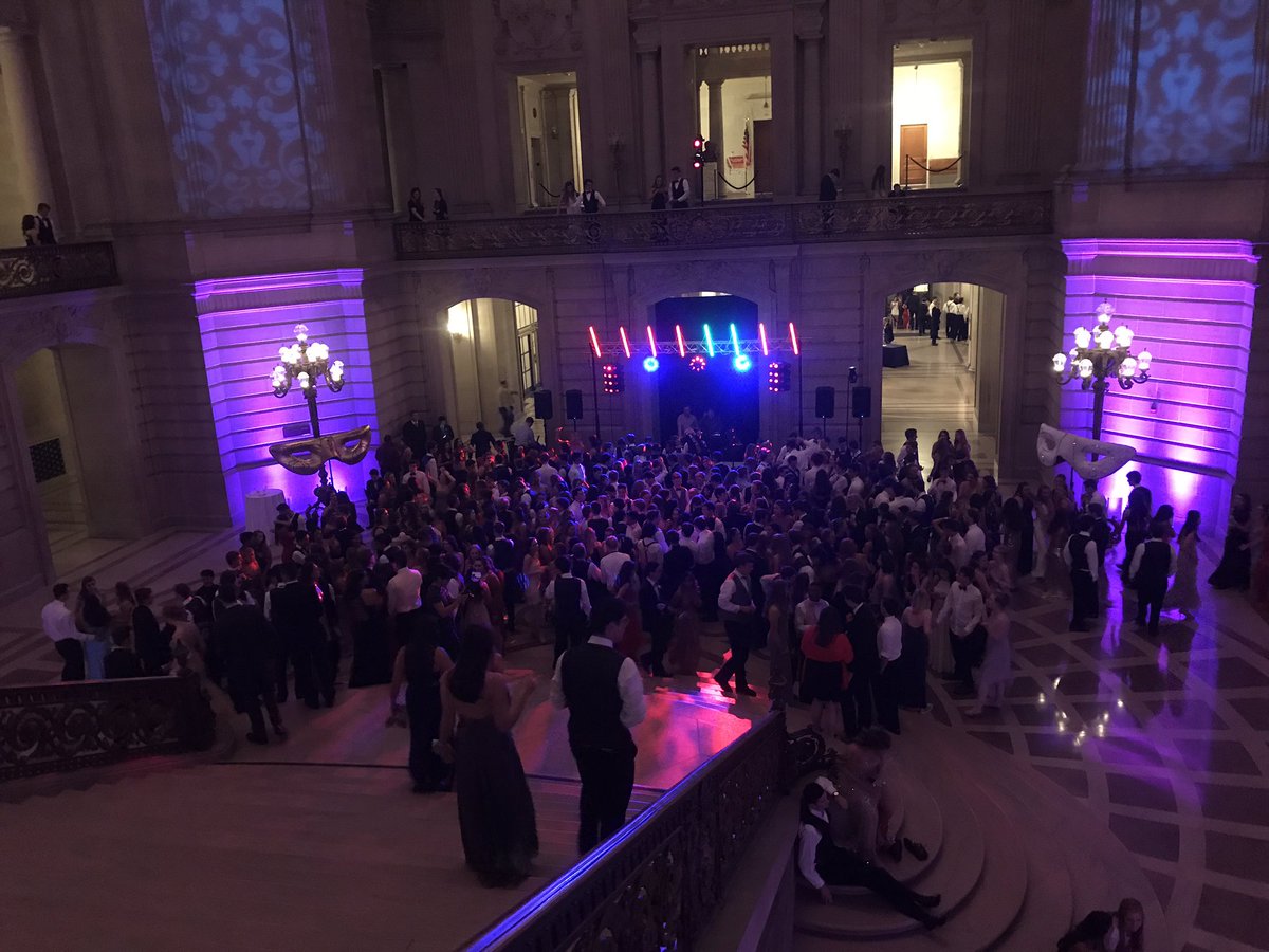 Ms__Tafoya's tweet photo. RHS PROM 2017!! @RHSGiants411 https://t.co/fjyBVYA9Zh