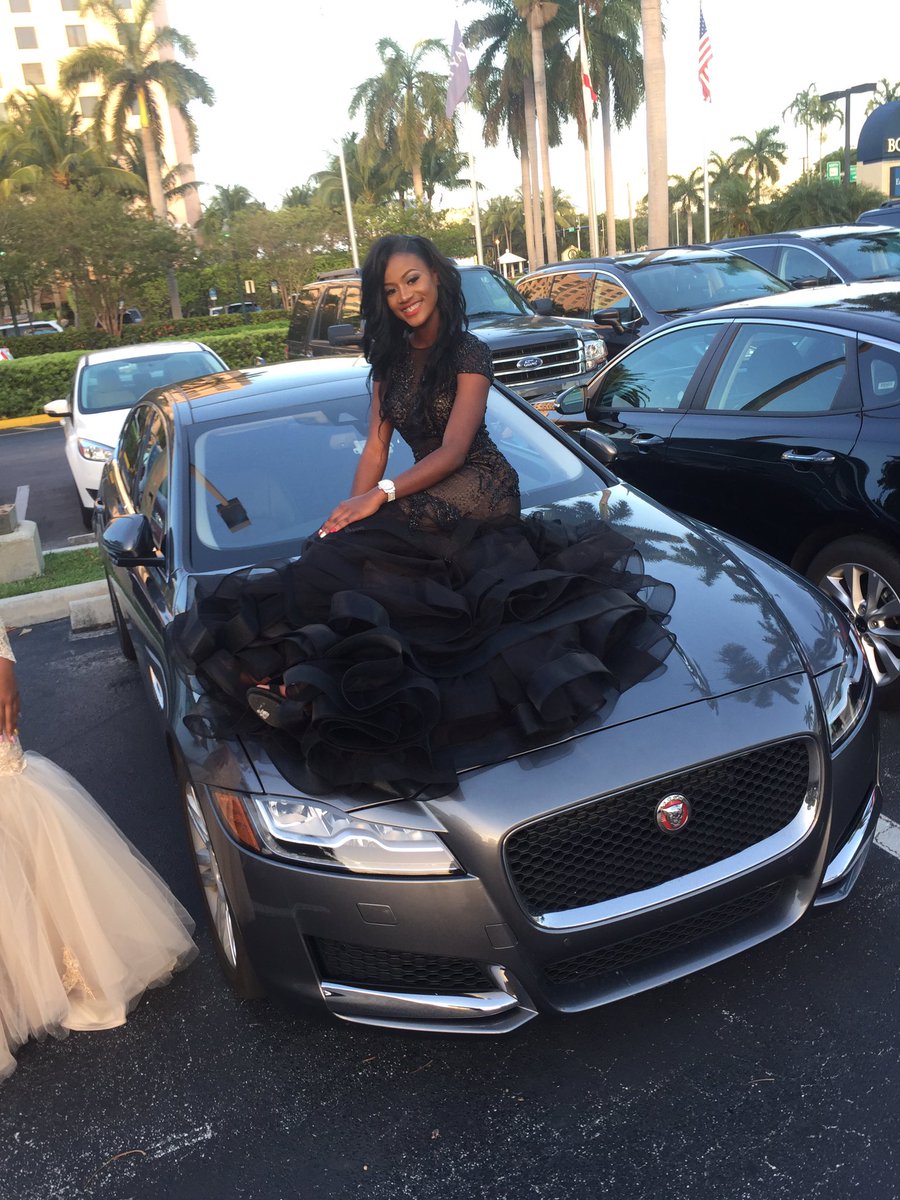 FlawlessTaee's tweet photo. Let Me Just Sit This Right Here #B.A Prom 2k17 😩😘 https://t.co/t2a4zBQDHv