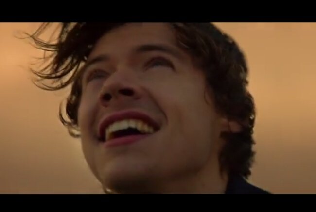 Счастливый Гарри, который находится близко к 1D. Мы должны помочь ему! 
Ретвит- один голос за Гарри

#MTVAWARDSSTAR Harry Styles