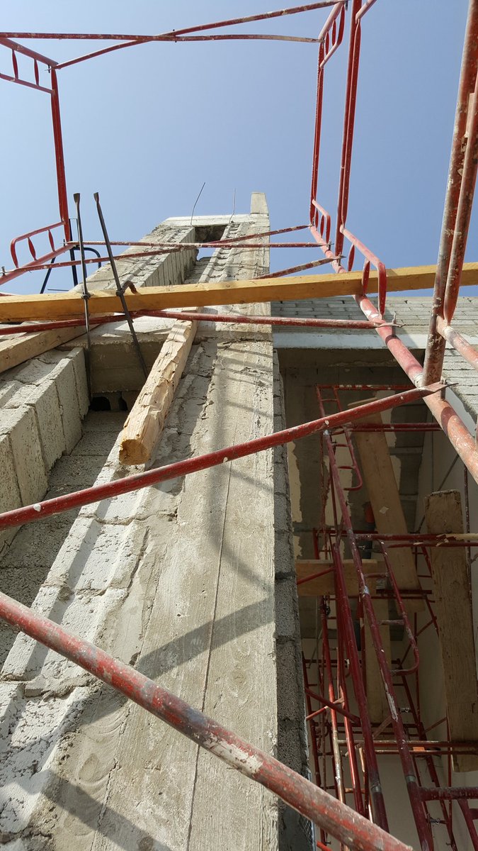 Dulfcontracting's tweet photo. اللامبالاة وعدم اختيار المقاول الكفو يجعلك تندهش مما تراه الحائط الخرساني في الاعلى مائل ٥سم ويجي يقلك داريه ب #الكلادنج https://t.co/lI0hRI2Bo1