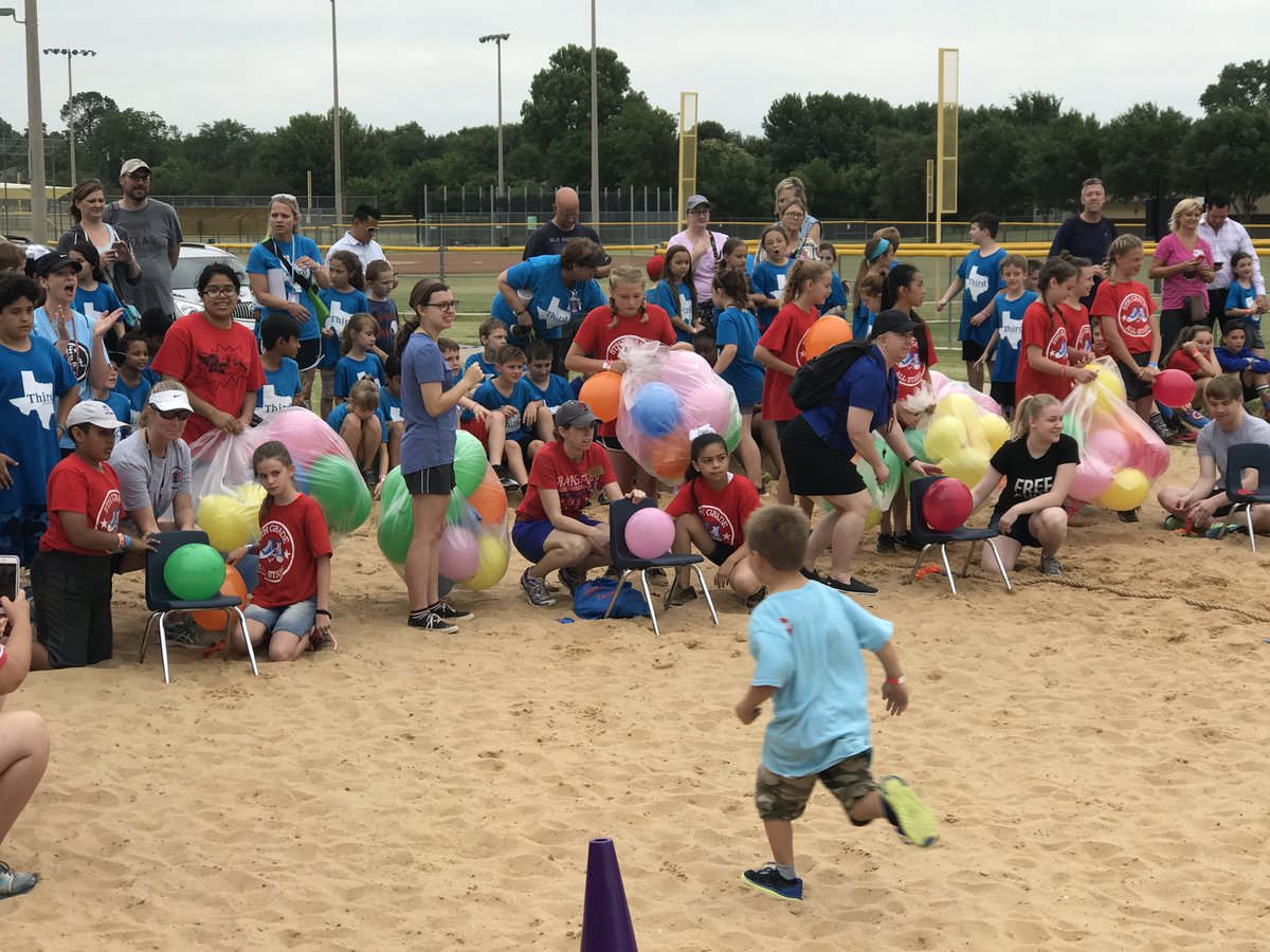janet_gribbin's tweet photo. Another awesome field day! Special thanks to Sue Atkins, you'll be so missed! ❤ https://t.co/Qvq0GfYCRe