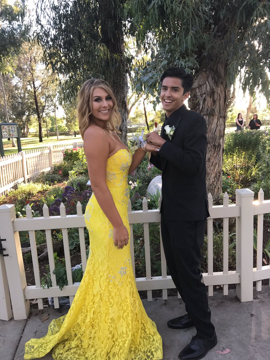 savannahpreuss's tweet photo. 💛💛💛💛 @JovaniFashions https://t.co/H6r336eGGD