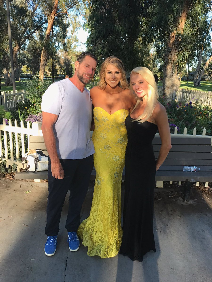 savannahpreuss's tweet photo. 💛💛💛💛 @JovaniFashions https://t.co/H6r336eGGD