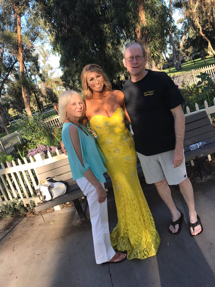 savannahpreuss's tweet photo. 💛💛💛💛 @JovaniFashions https://t.co/H6r336eGGD