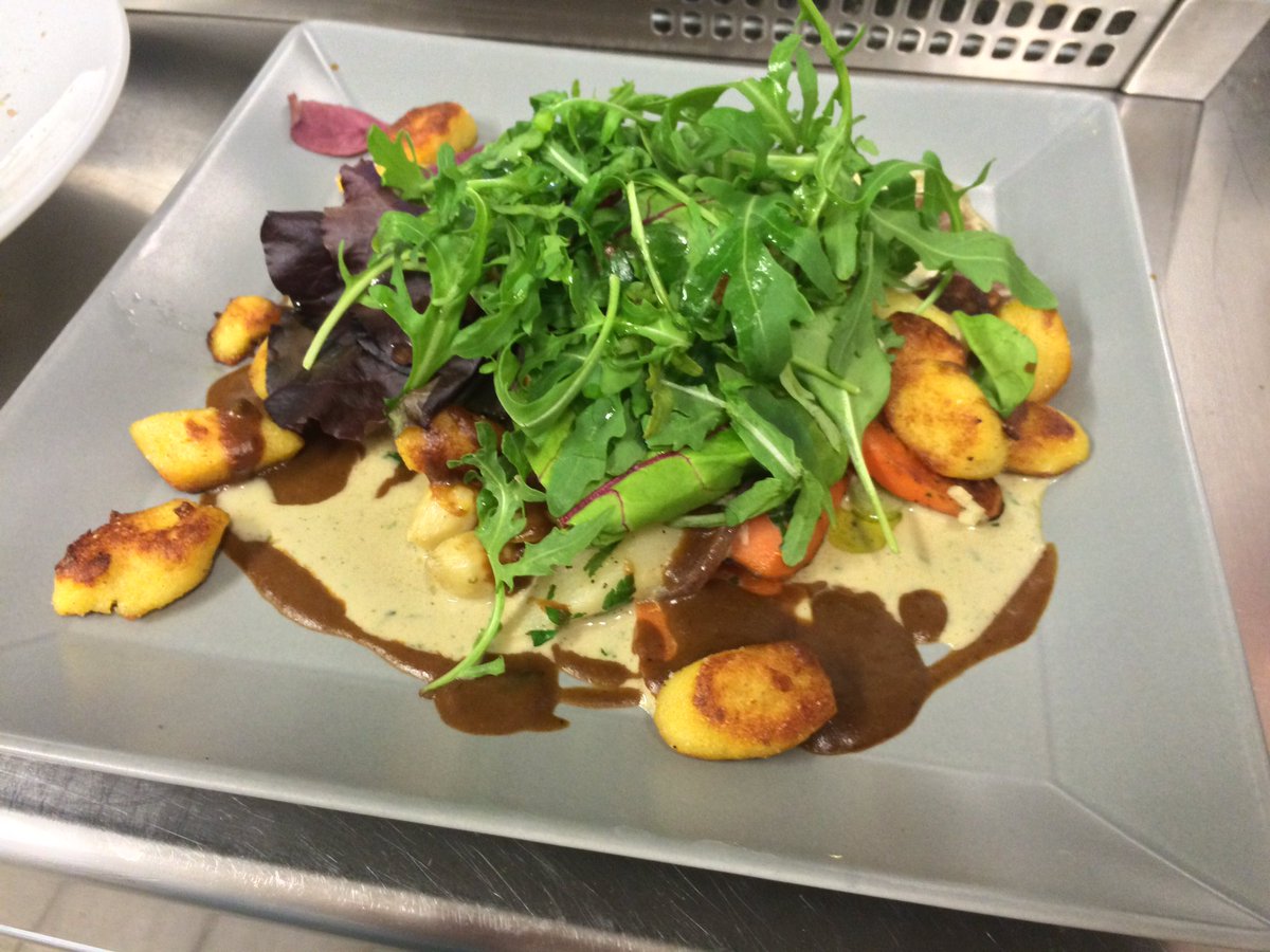 ViaskoBerlin's tweet photo. Hausgemachte Gnocchi mit Frühlingsgemüse und Wildkräuter jetzt auf der Karte. https://t.co/w5ZkthnRCa