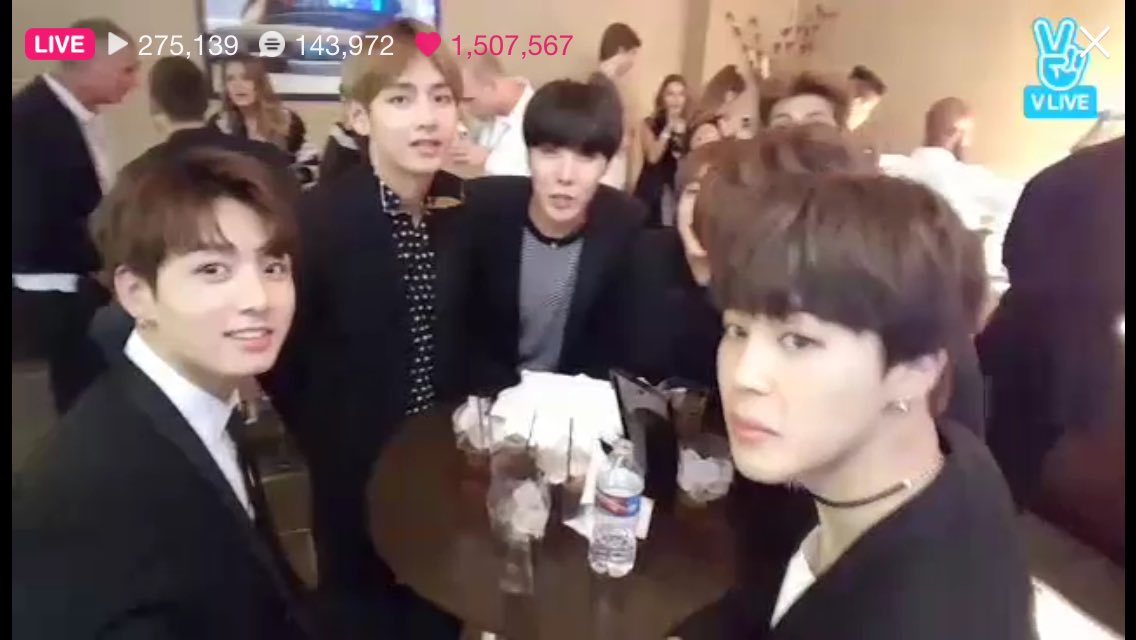ldonghaex's tweet photo. Ustedes sonríen así y siento que ya no vivo #BBMAs #BTSBBMAs I vote @BTS_twt for Top Social Artist #BTSBBMAs https://t.co/yK3pjVJGtf