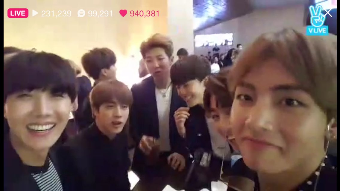 ldonghaex's tweet photo. Ustedes sonríen así y siento que ya no vivo #BBMAs #BTSBBMAs I vote @BTS_twt for Top Social Artist #BTSBBMAs https://t.co/yK3pjVJGtf