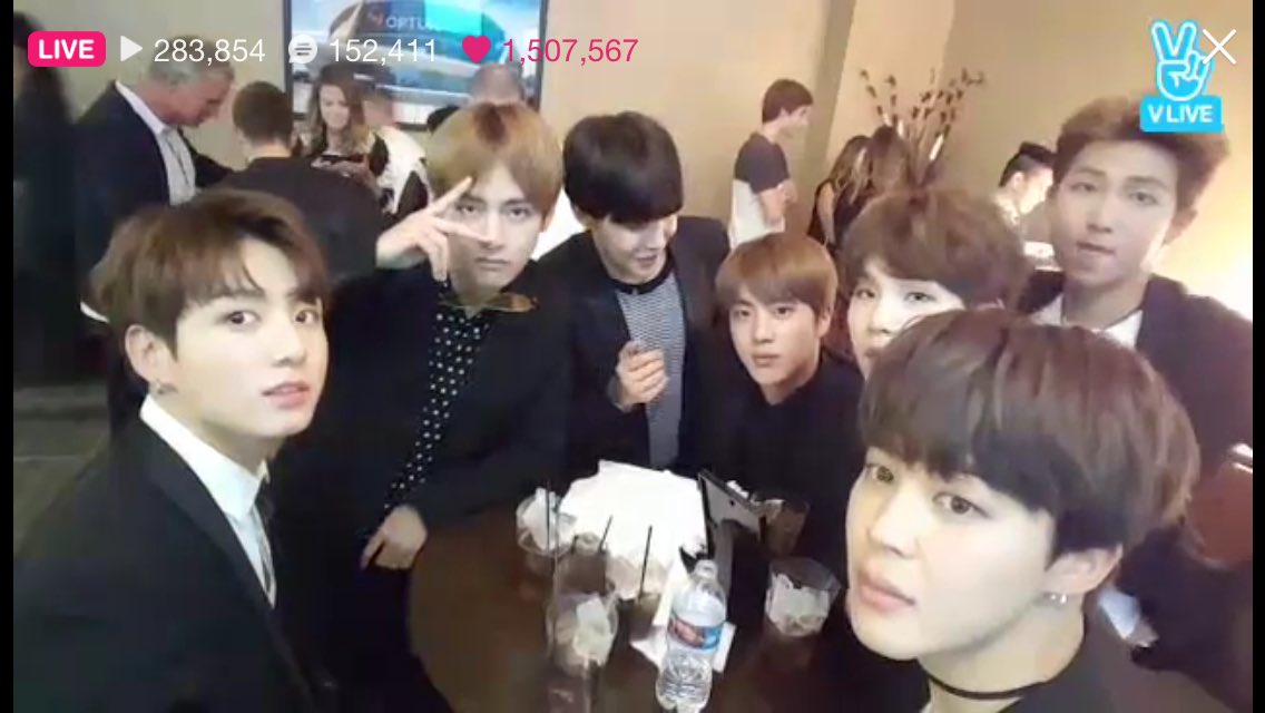 ldonghaex's tweet photo. Ustedes sonríen así y siento que ya no vivo #BBMAs #BTSBBMAs I vote @BTS_twt for Top Social Artist #BTSBBMAs https://t.co/yK3pjVJGtf