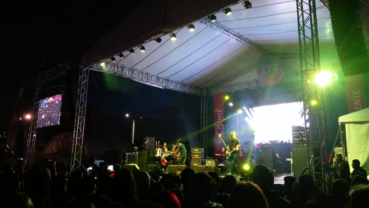 alexcorrrea's tweet photo. Por fin @Superlitio en vivo, los persegui por un buen rato, valió la pena la espera... #CUNFest2017 https://t.co/GNpr7USzEx
