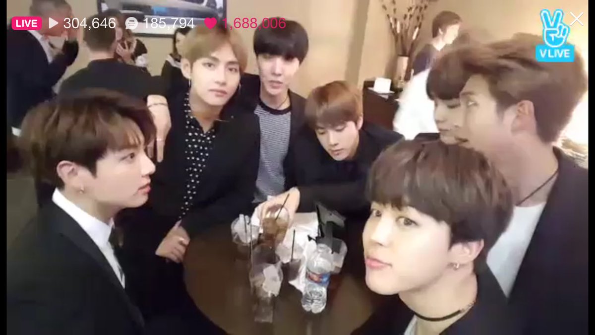 bts_yng's tweet photo. みなさん見ましたか？！、飲み物溢れたらサッとタオル持ってくるミンユンギを！テヒョンチャンがグラスに当たらないように移動させるミンユンギを！ちっちゃいくせに後ろ下がるから見切れてるミンユンギを！また誰かが飲み物こぼさないよう中心にグラス集めるミンユンギを！ミンユンギはデキる男！！！ https://t.co/kBpp0LECSK