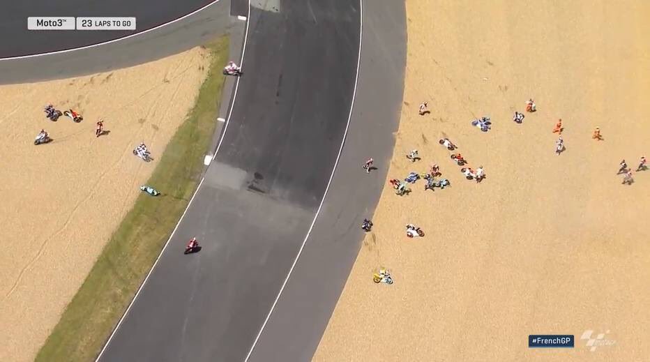technocoma's tweet photo. Catching up watching #moto3 wow what a pile up so many riders lucky to get up! https://t.co/ndyGvfXbr8