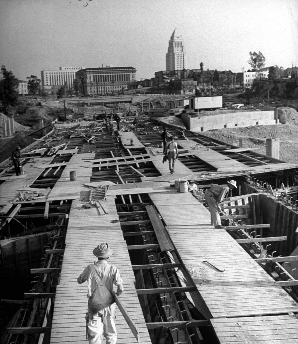 EarlyLosAngeles's tweet photo. (1949) Construction of the 101 Freeway, east from Figueroa. The old Los Angeles High School building is visible in the upper-left of photo. https://t.co/b3nsyUmnhY