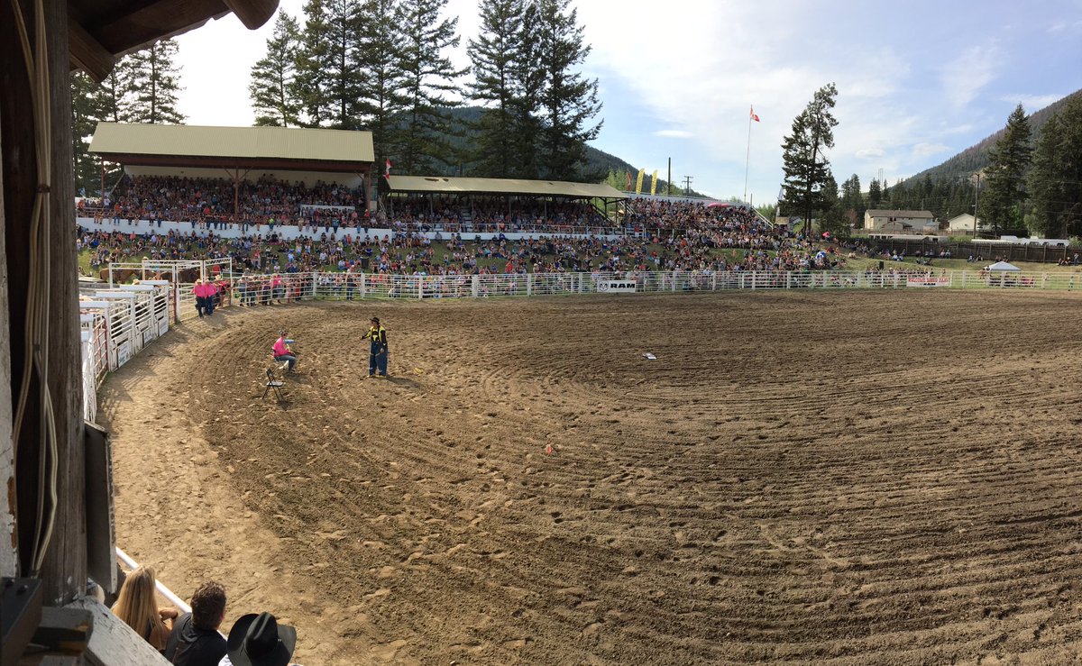 What a crowd on a sunny Sunday afternoon. Charged up and ready for the bull riding #stampede99 #falkland