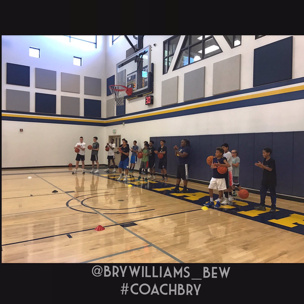 BryWilliams_BEW's tweet image. Got a chance to be a coach at handlelife youth camp. Such a great experience &amp;amp; had a great time. Humbled for the opportunity.  😊🏀💯#weworked