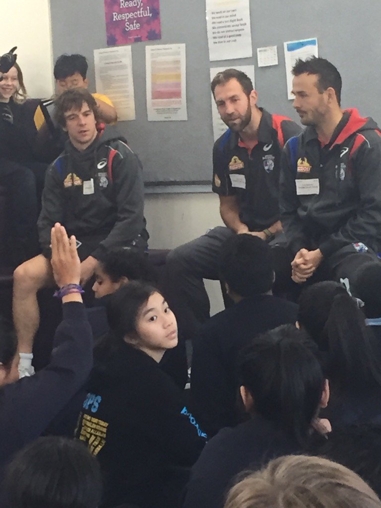 JennyChattas's tweet photo. Lots of excited 5/6 students today with a visit from 3 Western Bulldog players 🔴⚪️🔵 @GlengalaPS https://t.co/7DQmMUYGpd