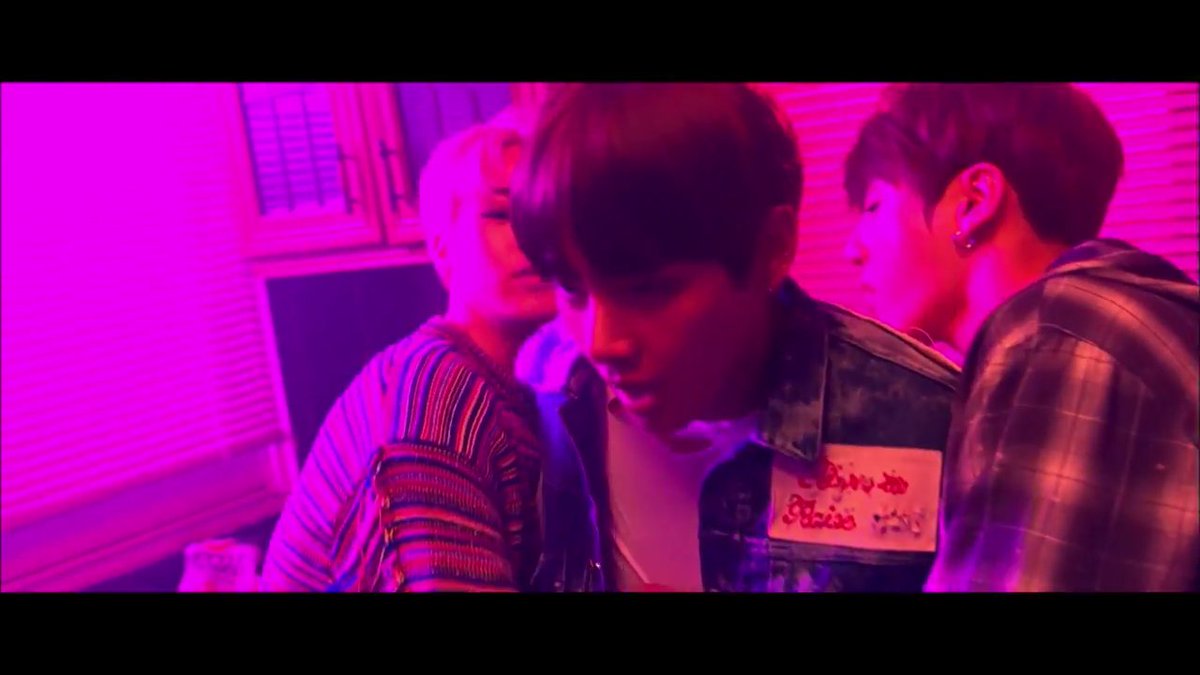 Masongtaetae's tweet photo. แท x พีตัมมุน jp ver.สาม #BTSBBMAs https://t.co/ij8AHKO102