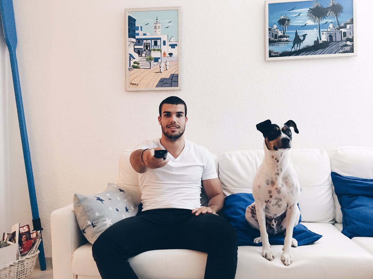 pol_badia's tweet photo. A mi socio de al lado le llaman humano, y le suda el ano 🐶 https://t.co/OQmaEwpmsp