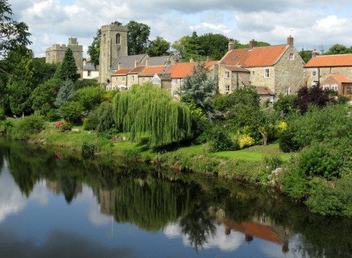 PicStreetFR's tweet photo. West Tanfield, UK (By Spencer Means) / https://t.co/gT6WqKib6l #travel #voyage #photography #tourism https://t.co/HcGzgLVpEL