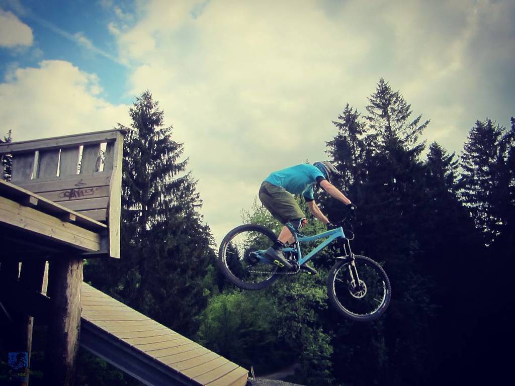 trailride_mtb's tweet photo. After work drop session ππ²π²π³β‘π
#mtbtrailride #mtb #fahrtechnik #enduro #trailaction #drop #action #fb_mtbtrailride https://t.co/RU7wZasAwc https://t.co/yAonSWMSTD