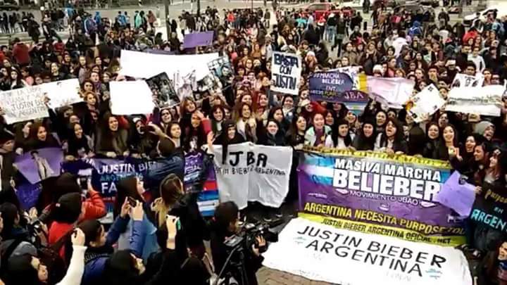 FlorDeBelieber's tweet photo. "Si el mundo esta en tu contra yo estoy contra el mundo"
hoy se cumple un año de "La marcha Belieber" en Argentina 
#JustinBBMAs https://t.co/1f4KaraU1r