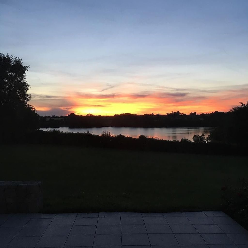 cloriou's tweet photo. Sympa la vue ce soir ! #lac #ribou #coucherdesoleil #cholet https://t.co/QmUJlVVQoz https://t.co/PXhfziebU8