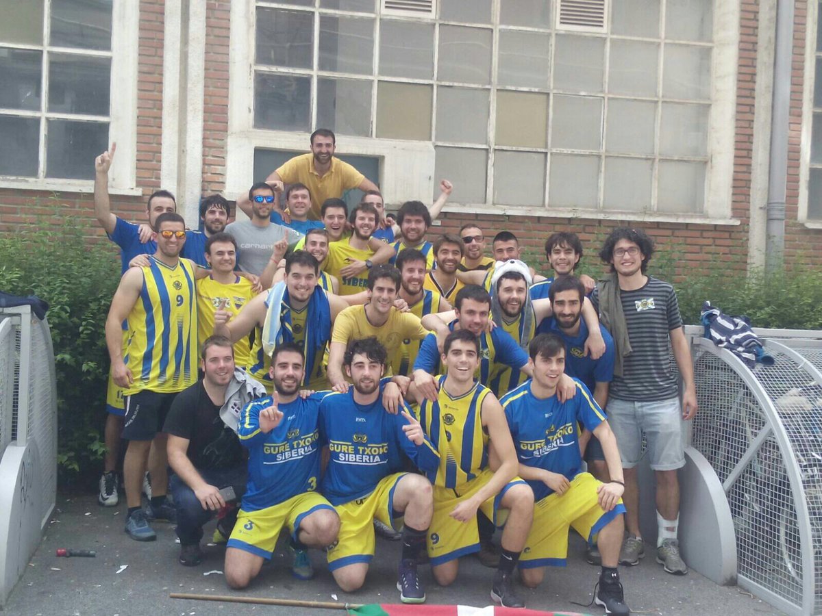 GURE TXOKO SIBERIA GASTEIZ TXAPELDUN!!! Partidazo en la final contra @Eki_Zeppelin. 3 título oficial en 7 años de historia. Más en Facebook.