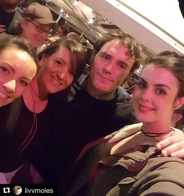 FR_HungerGames's tweet photo. #NEWS 📷 Sam avec des fans en Australie: https://t.co/c5CvqG7Tro
