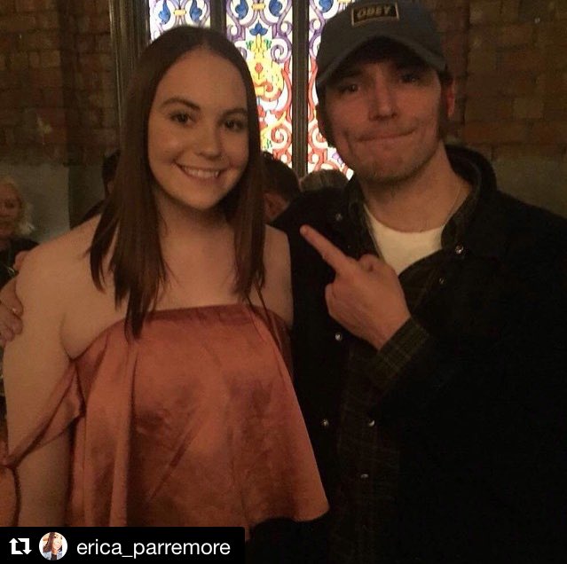 FR_HungerGames's tweet photo. #NEWS 📷 Sam avec des fans en Australie: https://t.co/c5CvqG7Tro