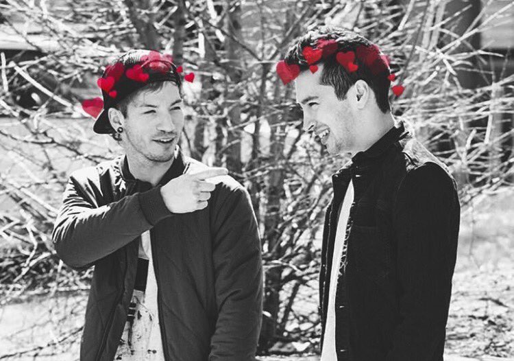 forgivemikan's tweet photo. Они с��яют ярче солнца #topBBMAs https://t.co/fZ8c4EhqOT