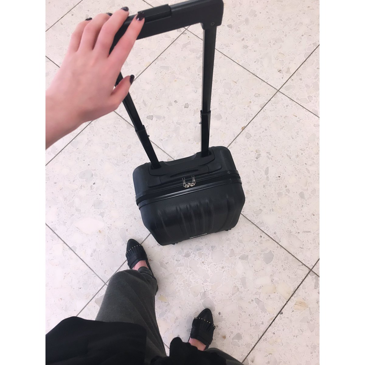 suzieadkennedy's tweet photo. On my next work adventure with my #CabinMax suitcase. #corporatelife #traveller #modestfashion https://t.co/M4ked9CflY